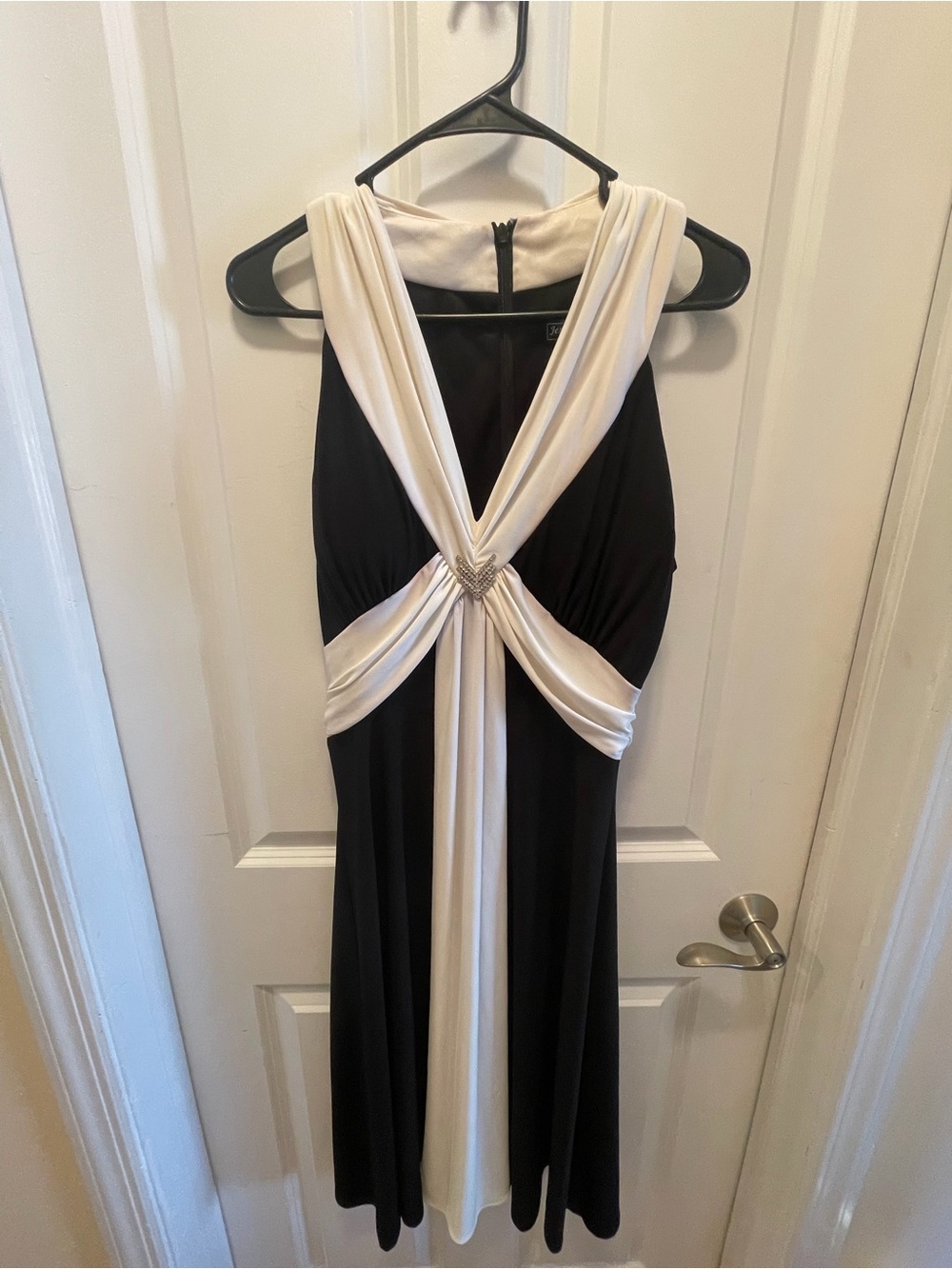 Jessica Howard Black and Cream Draped V-Neck Midi Dress